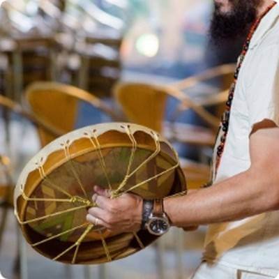 Do tambor ao mantra pessoal: Como o canto da alma é realizado em uma vivência xamânica