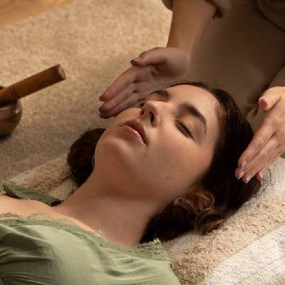 Qual é a função dos tambores, cristais e chocalhos no reiki xamânico